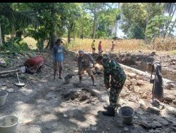Babinsa Koramil 06/Awangpone Kodim 1407/Bone Bantu Warga Bangun Tandon Air Bersih Di Desa Matuju