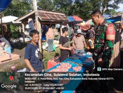 Babinsa Koramil 11/Barebbo Dim 1407/Bone Jalin Komunikasi Sosial Di Pasar Rakyat Lapeccang