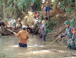 Babinsa Kodim 1407/Bone Koramil 16 Tonra Bersama Warga Gotong Royong Bersihkan Aliran Sungai Di Desa Libureng