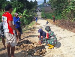 Babinsa Kodim 1407/Bone Koramil 02/Dua Boccoe Laksanakan Gotong Royong Perbaikan Jalan Desa