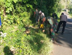 Babinsa Koramil 1407-09/Lapri Bersama Warga Gotong Royong Bersihkan Jalan Poros Lapri–Soppeng