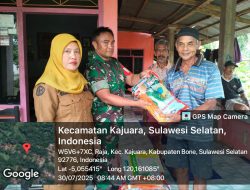 Babinsa Koramil 18/Kajuara Dim 1407/Bone Dampingi Pembagian Bibit Jagung Kepada Petani Di Desa Raja