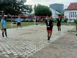 Babinsa Koramil Ajangale Dim 1407/Bone Dampingi Warga Dalam Kegiatan Sepak Takraw Di Kelurahan Pompanua