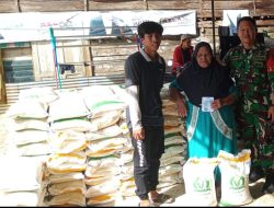Babinsa Koramil Sibulue Kodim 1407/Bone Dampingi Pendistribusian Bantuan Pangan Beras Dari Bulog Di Desa Ajang Puluh