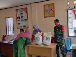 Babinsa Koramil 02/Dua Boccoe Dim 1407/Bone Dampingi Pendistribusian Beras Bantuan Pangan Di Kelurahan Unyi