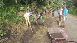 Babinsa Koramil 08/Lamuru Dim 1407/Bone Bersama Warga Bergotong Royong Pembersihan Parit Jalan Di Dusun Botto