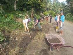 Babinsa Koramil 08/Lamuru Dim 1407/Bone Bersama Warga Bergotong Royong Pembersihan Parit Jalan Di Dusun Botto