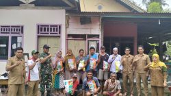 Dukung Program Ketahanan Pangan, Babinsa Koramil 18/Kajuara Dim 1407/Bone Dampingi Pembagian Bibit Jagung Di Desa Raja