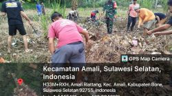 Babinsa Koramil 05/Ulaweng Kodim 1407/Bone Bersama Warga Gotong Royong Bersihkan Selokan di Desa Amali Riattang