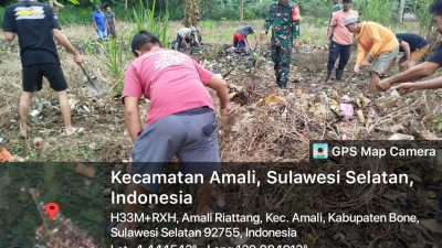 Babinsa Koramil 05/Ulaweng Kodim 1407/Bone Bersama Warga Gotong Royong Bersihkan Selokan di Desa Amali Riattang