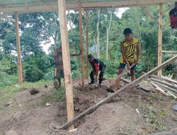 Babinsa Koramil 1407-20/Bontocani Bantu Warga Gotong Royong Bangun Rumah Di Desa Pammusureng
