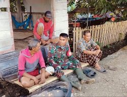 Babinsa Kodim 1407/Bone Koramil Cenrana Jalin Komsos Dengan Warga Di Desa Awang Cenrana