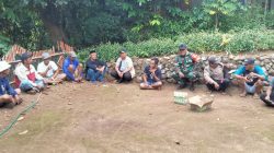 Babinsa Koramil 08/Lamuru Kodim 1407/Bone Aktif Laksanakan Komsos Bersama Warga Di Kecamatan Tellulimpoe