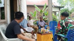 Babinsa Koramil 13/Sibulue Kodim 1407/Bone Laksanakan Komsos Bersama Warga Di Desa Ajang Puluh