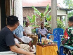 Babinsa Koramil 13/Sibulue Kodim 1407/Bone Laksanakan Komsos Bersama Warga Di Desa Ajang Puluh