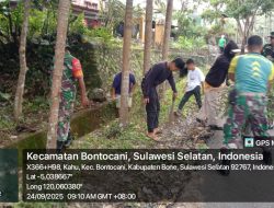 Personel Koramil 20/Bontocani Bersama Warga Gelar Karya Bakti Pembersihan Jalan Poros Kecamatan