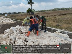 Babinsa Koramil 1407-11/Barebbo Laksanakan Kerja Bakti Pengerjaan Jalan Tani Di Dusun Paroto