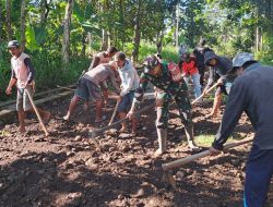 Anggota Kodim 1407/Bone Koramil 08/Lamuru Turut Serta Dalam Gotong Royong Perbaikan Jalan Desa Batu Putih