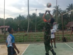 Babinsa Koramil 1407-05/Ulaweng Laksanakan Pembinaan Olahraga Voli Bersama Pemuda Desa Teamusu