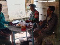 Babinsa Koramil 1407-11/Barebbo Komsos Bersama Warga Dusun Pude, Eratkan Hubungan Silaturahmi