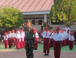 Cerminkan Kedisilpinan, Babinsa Koramil 1407-17/Salomekko Jadi Inspektrur Upacara Di SDN Inpres 254/Tebba