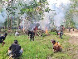 PERSONEL KORAMIL 1407-11/BAREBBO GELAR KARYA BAKTI BERSAMA PEMDES DAN WARGA DI DUSUN UJUNG, DESA PARIPPUNG