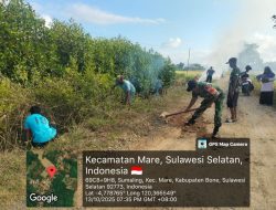 Babinsa Koramil 15/Mare Kodim 1407/Bone Gotong Royong Bersama Warga Perbaiki Jalan Usaha Tani