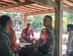 Babinsa Koramil 1407-01/Ajangale Laksanakan Komsos Bersama Warga Desa Welado 