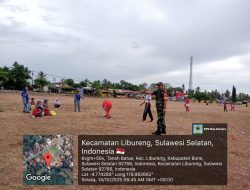 Babinsa Koramil 1407-14/Libureng Sambangi Murid SD Yang Sedang Bermain Bisbol Di Lapangan Tanabatue