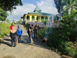 Babinsa Koramil 1407-16/Tonra Ajak Warga Desa Biccoing Wujudkan Lingkungan Bersih dan Sehat