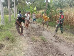 Babinsa Koramil 1407-01/Ajangale Gotong Royong Bersama Warga Perbaiki Jalan Tani Di Desa Lebbae