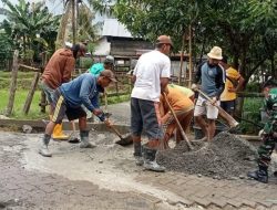 Babinsa Koramil 1407-16/Tonra Bersama Warga Laksanakan Gotong Royong Pengecoran Jalan Di Desa Muara