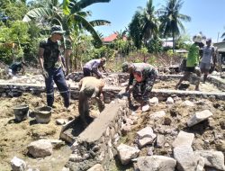 Babinsa Koramil 1407-15/ Mare Gotong Royong Bantu Pembuatan Pondasi Rumah Milik Warga