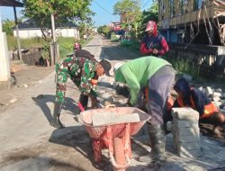 Babinsa Koramil 1407-03/Cenrana Bantu Warga Pasang Paping Blok Di Desa Pallime