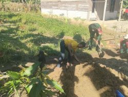 Babinsa Koramil 1407-05/Ulaweng Laksanakan Karya Bakti Gotong Royong Gali Pondasi Rumah Warga