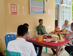Babinsa Koramil 17/Salomekko Kodim 1407/Bone Jalin Komsos Bersama Staf Kecamatan Salomekko