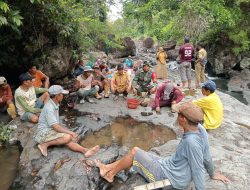 Babinsa Koramil 1407-20/Bontocani Bersama Aparat Desa Laksanakan Komsos Bahas Pencarian Sumber Air Di Desa Pammusureng