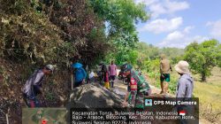 Babinsa Kodim 1407/Bone Ajak Warga Biccoing Gotong Royong Bangun Talud Demi Ketahanan Desa