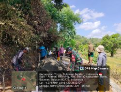 Babinsa Kodim 1407/Bone Ajak Warga Biccoing Gotong Royong Bangun Talud Demi Ketahanan Desa