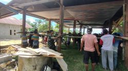 Babinsa Kodim 1407/Bone Koramil 10/Ponre Gotong Royong Bersama Warga Pindahkan Rumah 