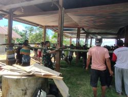 Babinsa Kodim 1407/Bone Koramil 10/Ponre Gotong Royong Bersama Warga Pindahkan Rumah 