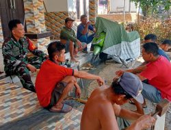 Babinsa 1407-04/Tellusiatinge Jalin Kedekatan Lewat Komsos Bersama Petani di Sawah