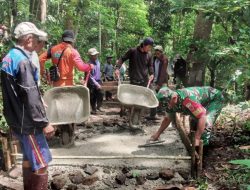 Buka Akses Pertanian, Babinsa Koramil 1407-20/Bontocani Dan Warga Kahu Gotong Royong Bangun Jalan Tani