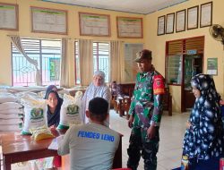 Pastikan Tepat Sasaran, Babinsa Koramil 1407-18/Kajuara Kawal Distribusi Bantuan Pangan