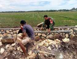 Wujudkan Ketahanan Pangan, Babinsa Koramil 1407-13/Sibulue Dan Warga Tadang Palie Gotong Royong Buat Irigasi