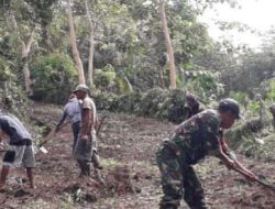 Pastikan Jalan Desa Bersih, Babinsa Koramil 1407-19/Kahu Pelopori Karya Bakti Di Kecamatan Patimpeng