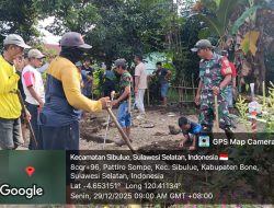 Tingkatkan Kualitas Jalan, Babinsa Koramil 1407-13/Sibulue Dan Masyarakat Sibulue Gotong Royong Buat Saluran Air