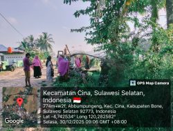Kompak! Aksi Babinsa Koramil 1407-12/Cina Bersama Ibu-Ibu PKK Pangkas Ranting Pohon Di Bahu Jalan Desa Abbumpungeng