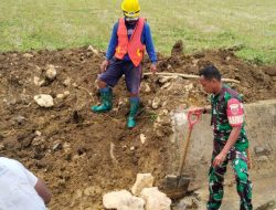 Pastikan Pasokan Air Lancar, Babinsa Koramil 1407-21/Palakka Kawal Perbaikan Irigasi Di Desa Mattanetebua