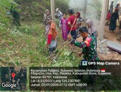 Dukung Kebersihan Lingkungan, Babinsa Koramil 1407-21/Palakka Dampingi Warga Bersihkan Area Publik